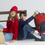 fată îmbrăcată pentru școală în teniși Converse și rucsac Tommy Hilfiger