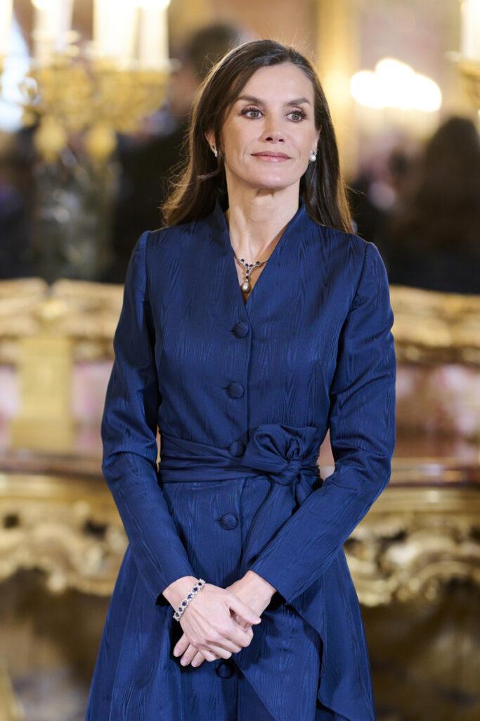 Regina Letizia purtând o rochie indigo