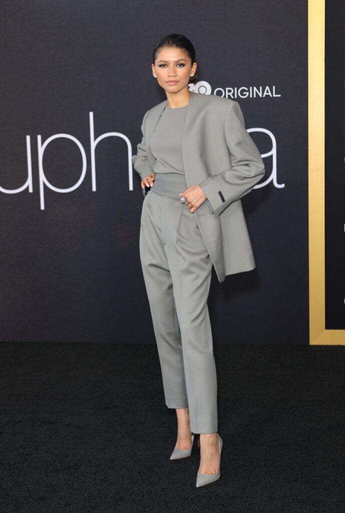 Zendaya purtând un costum gri