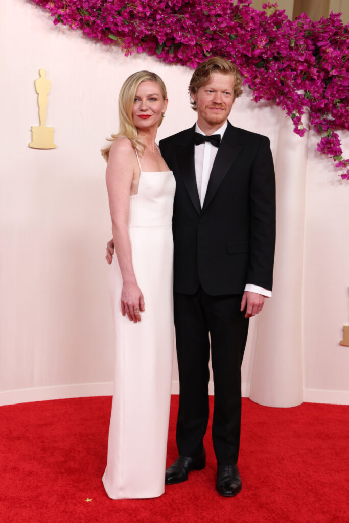 Kirsten Dunst și Jesse Plemons în ținute elegante