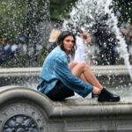 Kendall Jenner purtând mocasini cu șosete la o ședință foto pentru Calvin Klein