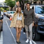 Influencerul Olivia Palermo și soțul ei Johannes Huebl purtând cămăși cu mâneci suflecate