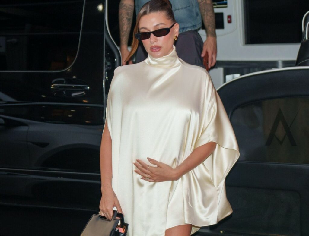 Hailey Bieber într-o rochie din satin