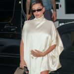 Hailey Bieber într-o rochie din satin