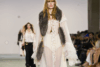 Model în rochie boho Chloé cu șal din blană – cele mai în vogă tendințe toamnă-iarnă 2025/2026: boho chic și blănuri artificiale.