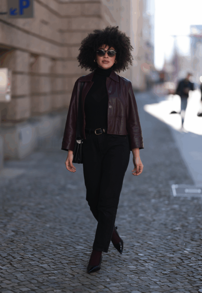 Pantaloni la modă pentru toamna anului 2025: pantaloni skinny cu croi drept, în spiritul stilului office core