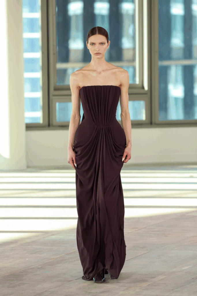 model la prezentarea Stelli McCartney într-o rochie maxi maro