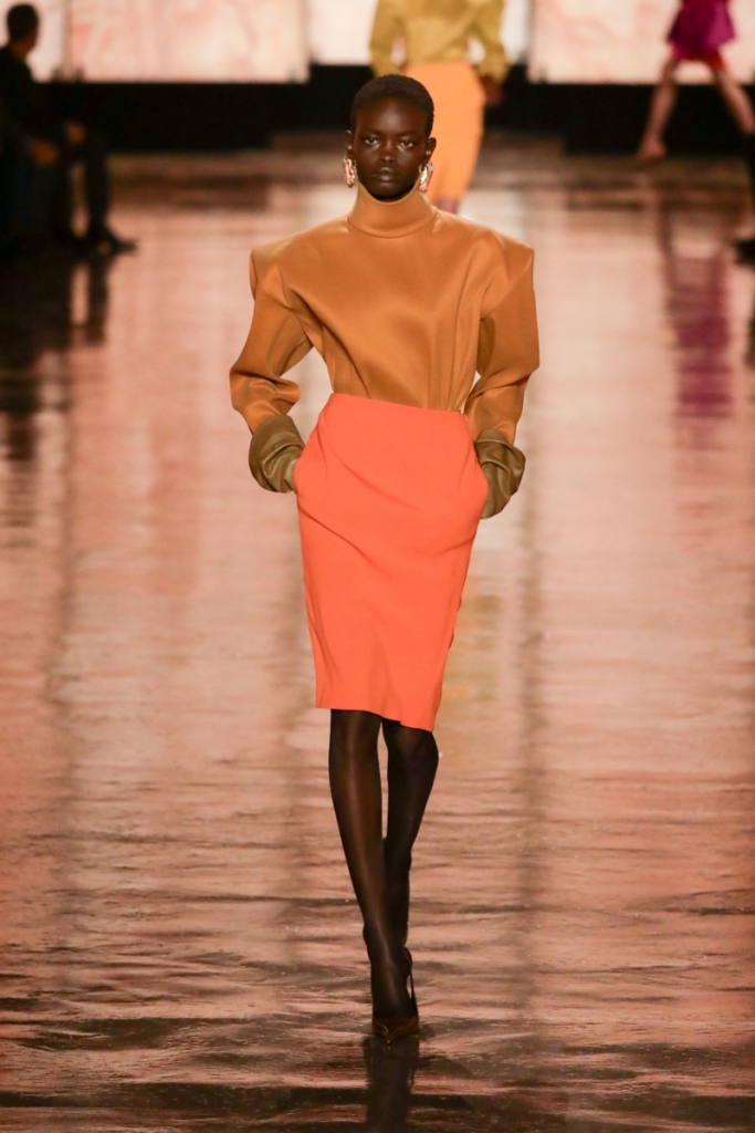 Prezentarea Saint Laurent toamnă-iarnă 2025/2026: ținuta de birou office core cu linia umerilor bine marcată și fusta creion