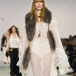 Model în rochie boho Chloé cu șal din blană – cele mai în vogă tendințe toamnă-iarnă 2025/2026: boho chic și blănuri artificiale.