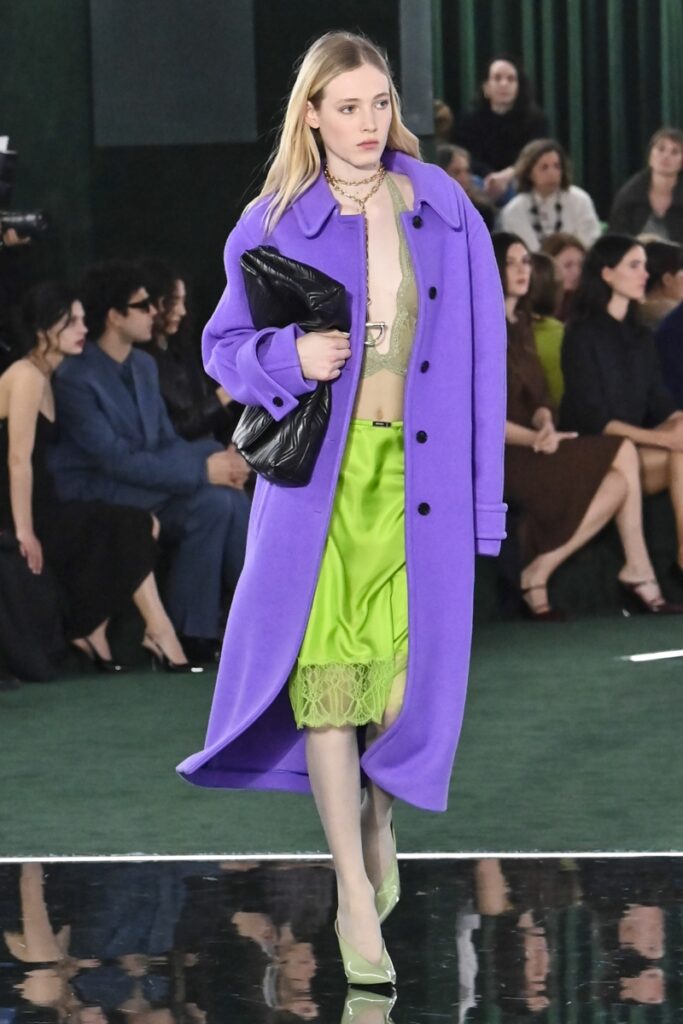 paltoane la modă pentru femei pentru toamna-iarna 20-25/2026, prezentarea Gucci