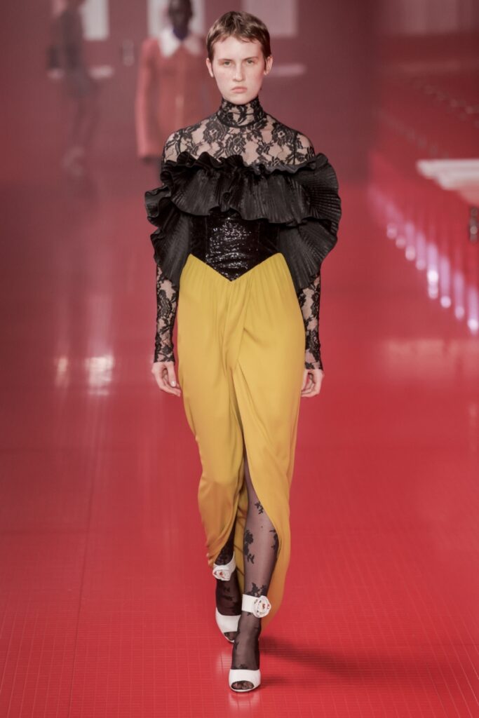 [Pantofi la modă pentru femei toamna-iarna 2025/2026]: cu curea la gleznă