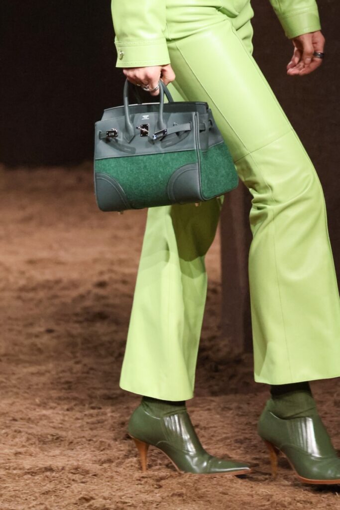 [Tendințe toamnă-iarnă 2025/2026]: genți de mână colorate, prezentarea Hermes