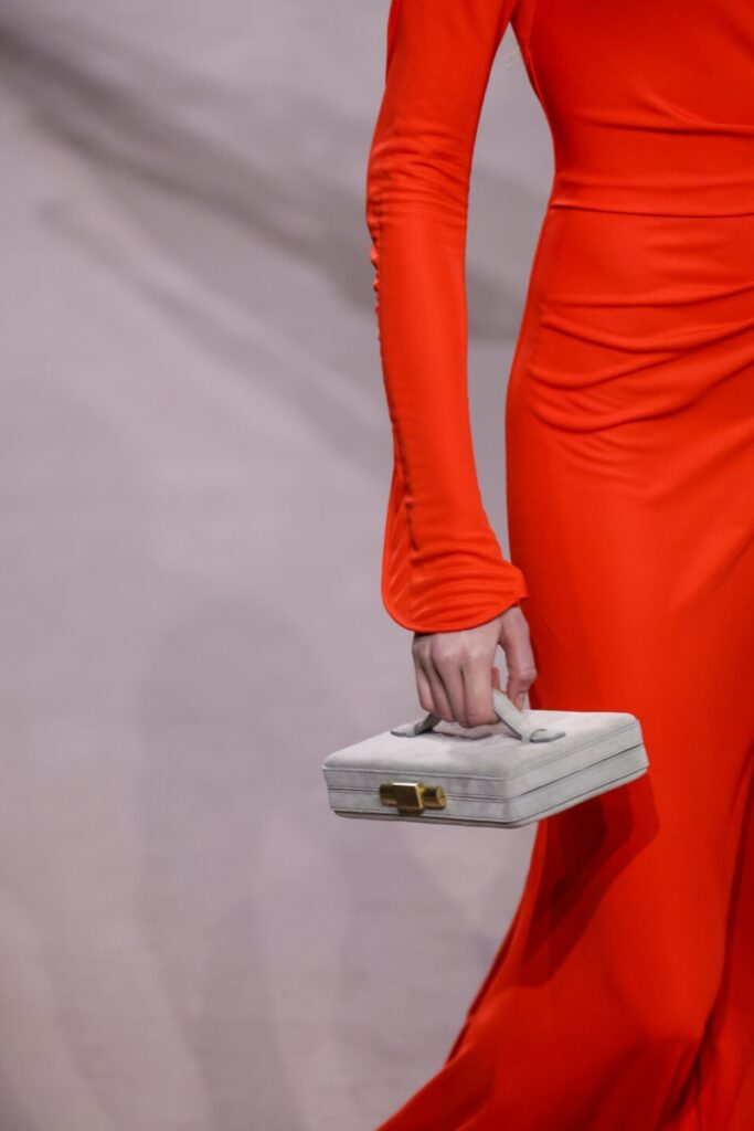 [Tendințe toamnă-iarnă 2025/2026]: forme neobișnuite, prezentarea Victoria Beckham