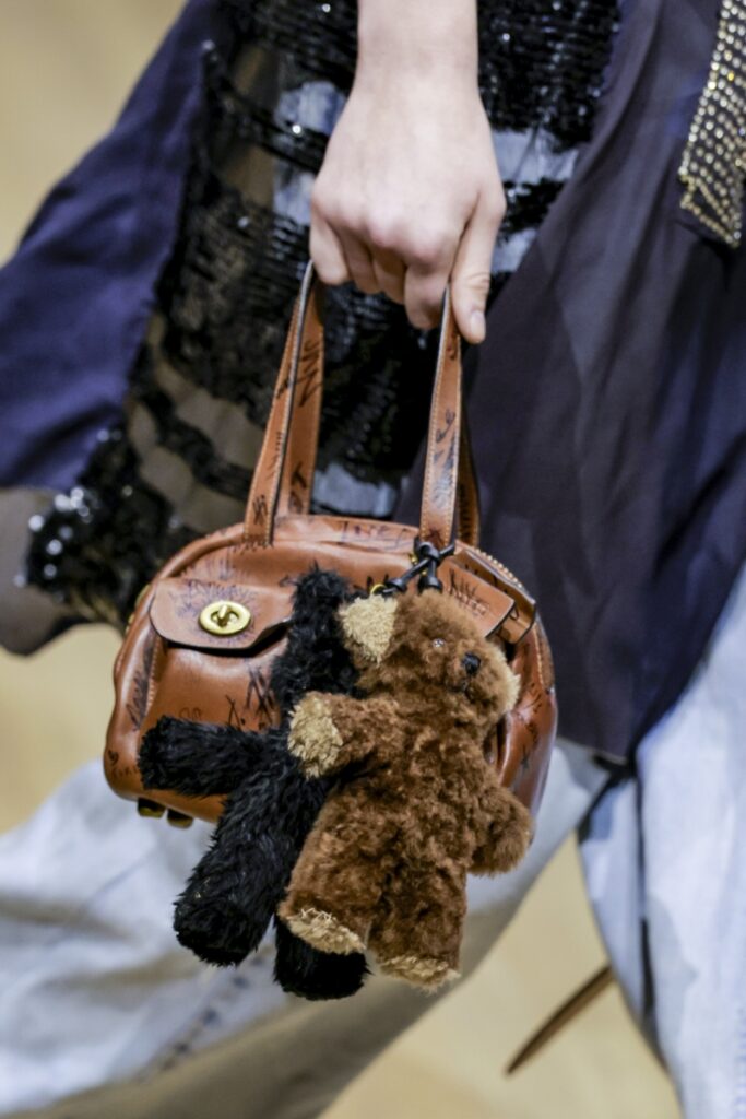 Geantă Coach cu brelocuri în formă de ursuleți de pluș – genți de mână la modă pentru toamna-iarna 2025/26