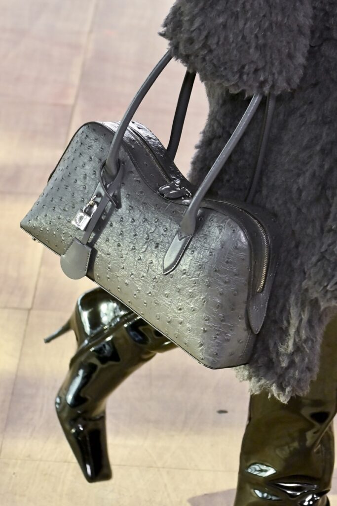 [Tendințe toamnă-iarnă 2025/2026]: genți de mână la modă în nuanțe de gri