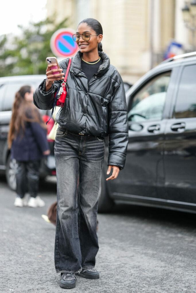 jachetă din piele lăcuită neagră pentru femei