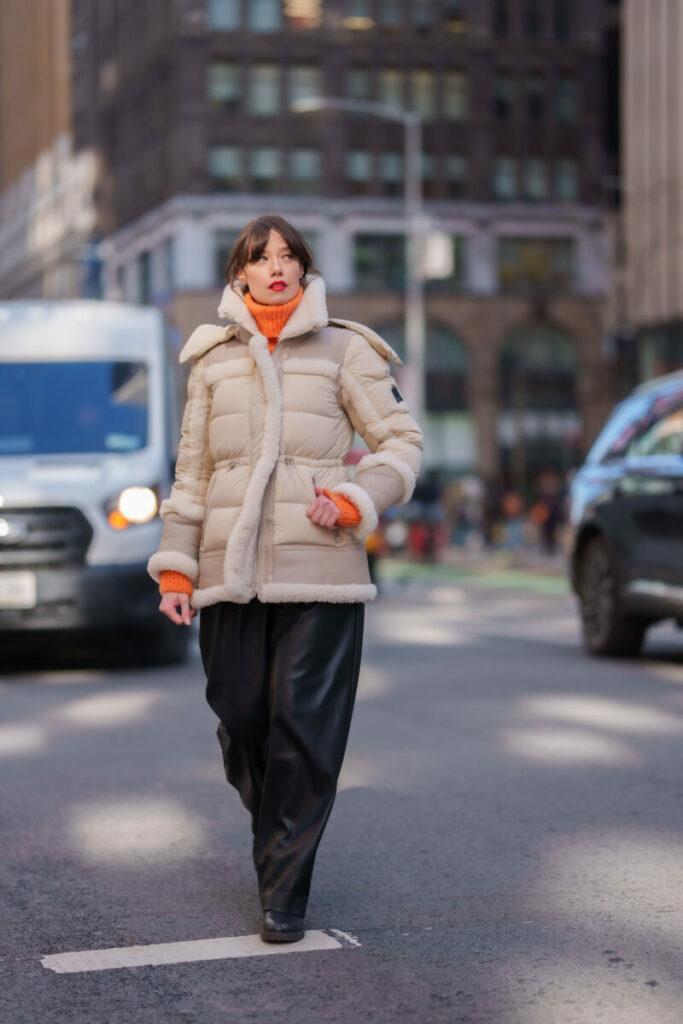 cele mai la modă jachete pentru femei pentru iarna 2025: paltoane din piele de oaie