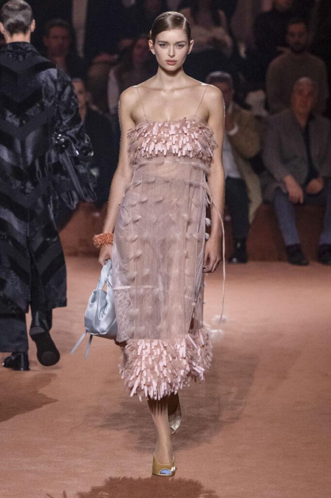 [Tendințe în materie de rochii pentru toamna-iarna 2025/2026]: transparente