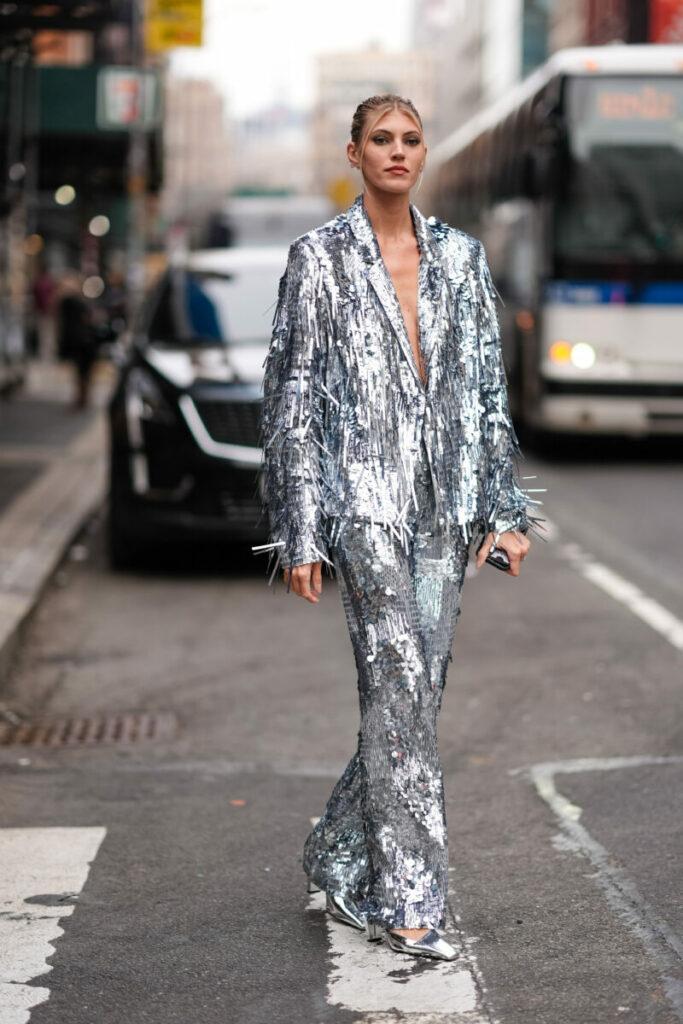 costum de damă pentru Revelionul 2025