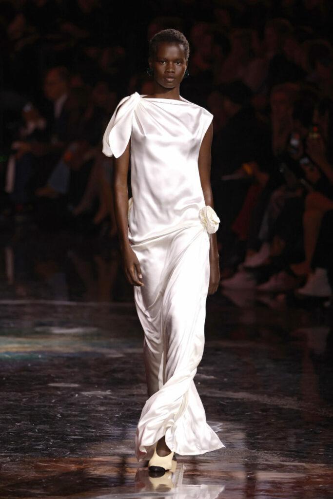 rochii de primăvară-vară, rochie albă Cloud Dancer, culoarea Pantone a anului