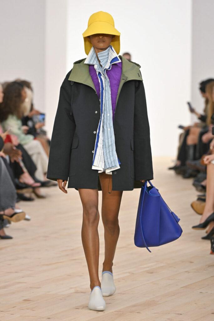 [Tendințe în modă 2026]: genți de mână cobalt