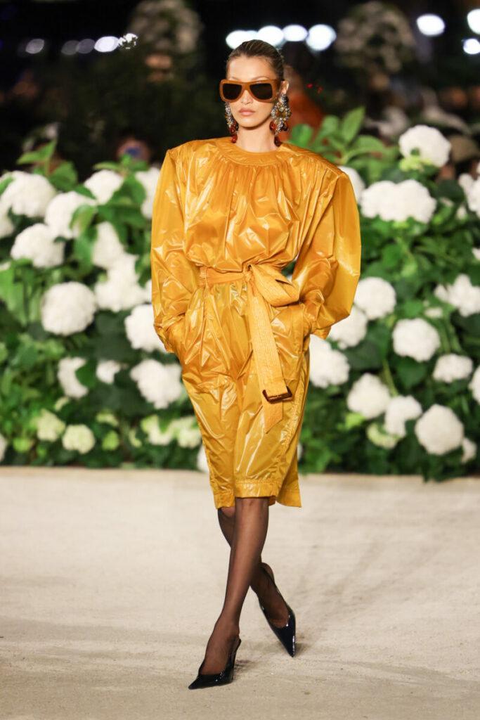 [Tendințe în modă 2026]: anii '80 – umeri largi