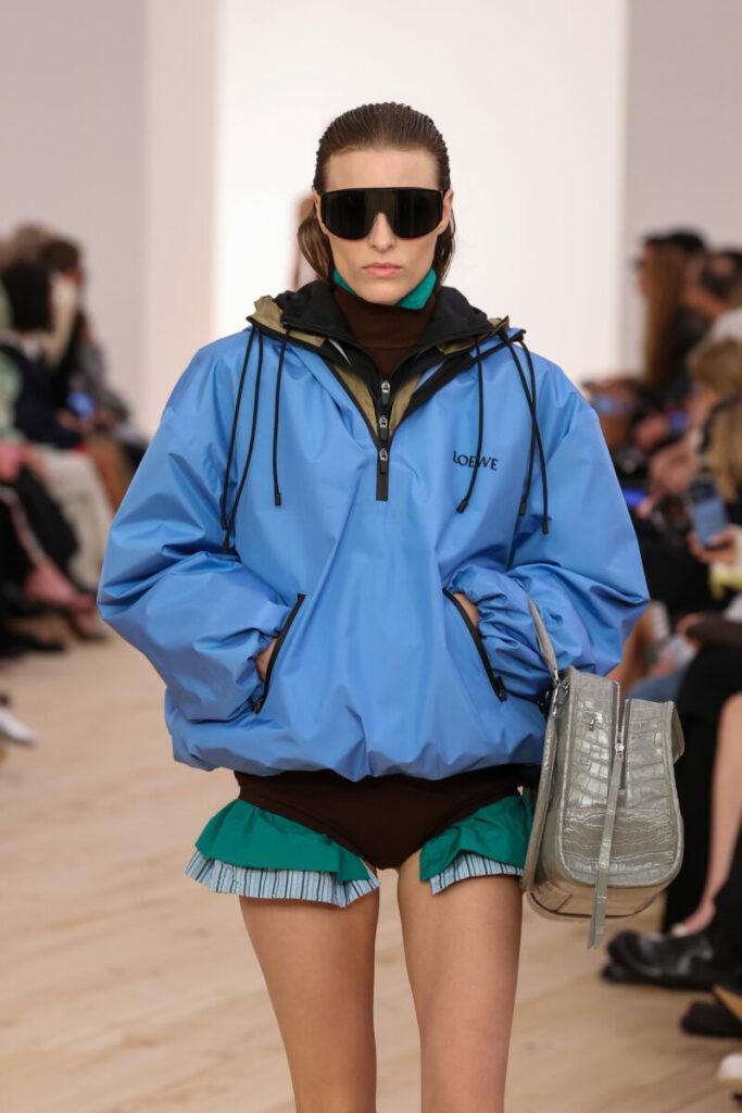 [Tendințe în modă 2026]: stiluri sportive – anoracuri și micro-șorturi