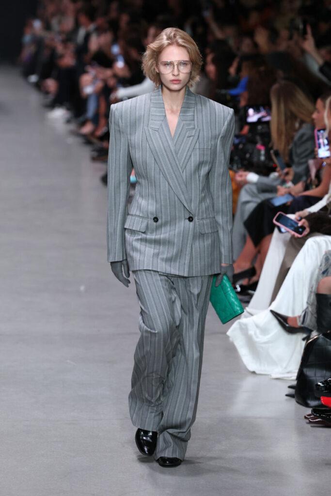 [Tendințe în modă 2026]: ținute de birou – stilul de birou încă în top