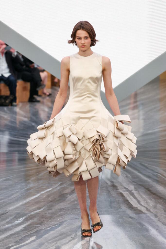 [Tendințe în modă 2026]: fantezia secolului al XVIII-lea – volane, volum și deconstrucție