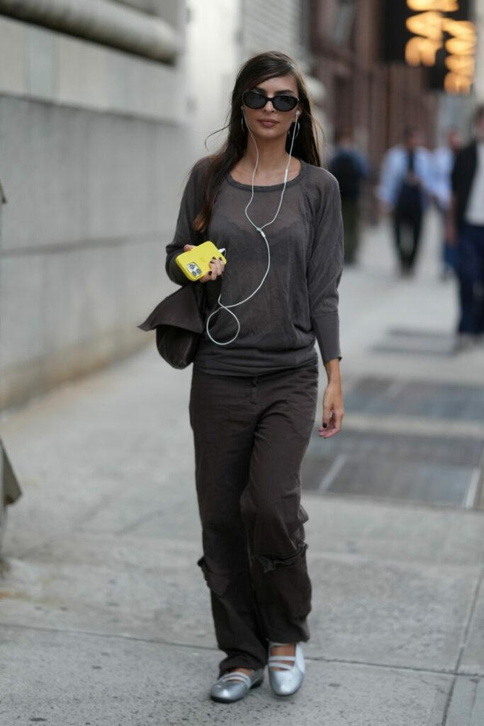 Emily Ratajkowski în adidași la modă în 2026, balerini Puma